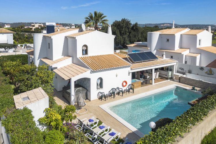 3 Bedroom villa with private pool in Olhos D'Agua, Albufeira